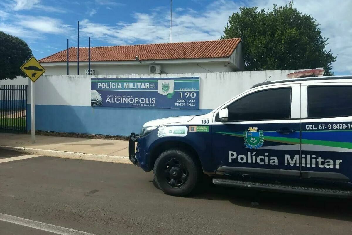 Imagem de compartilhamento para o artigo Homem é detido após tentar levar criança de 2 anos para bar e ameaçar família com canivete em Alcinópolis da MS Todo dia